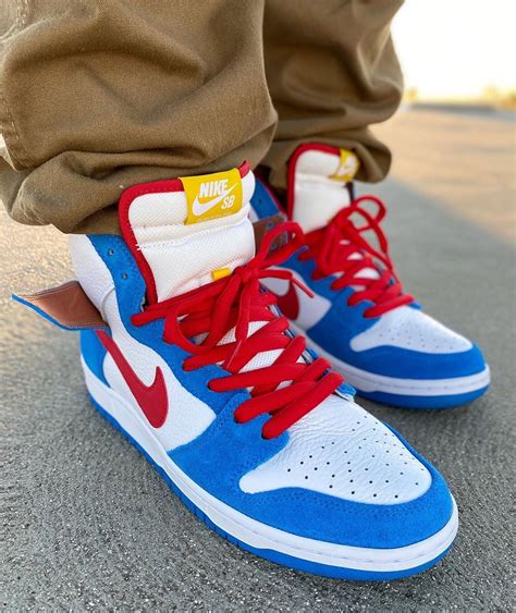 sb dunk high doraemon price.